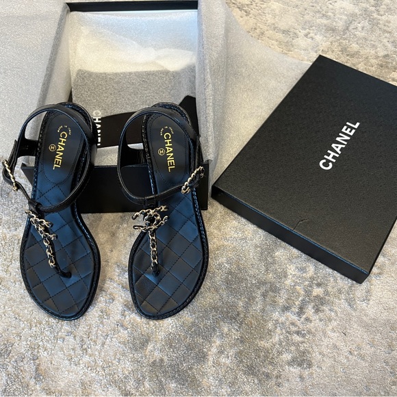 COPY - Chanel Authentic Black Quilted Leather CC Logo Thong Sandals with Low He… - Picture 4 of 6